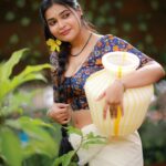 Dharsha Gupta Instagram – 🌼Always turn a negative situation into a positive situation🌼
Makeover- @kovai.trendz @tissy_rental_attires 
Pic- @padmaweddingz @baljithm 
Location- @thiruchitrambalampalaceresort Thiruchitrambalam Palace