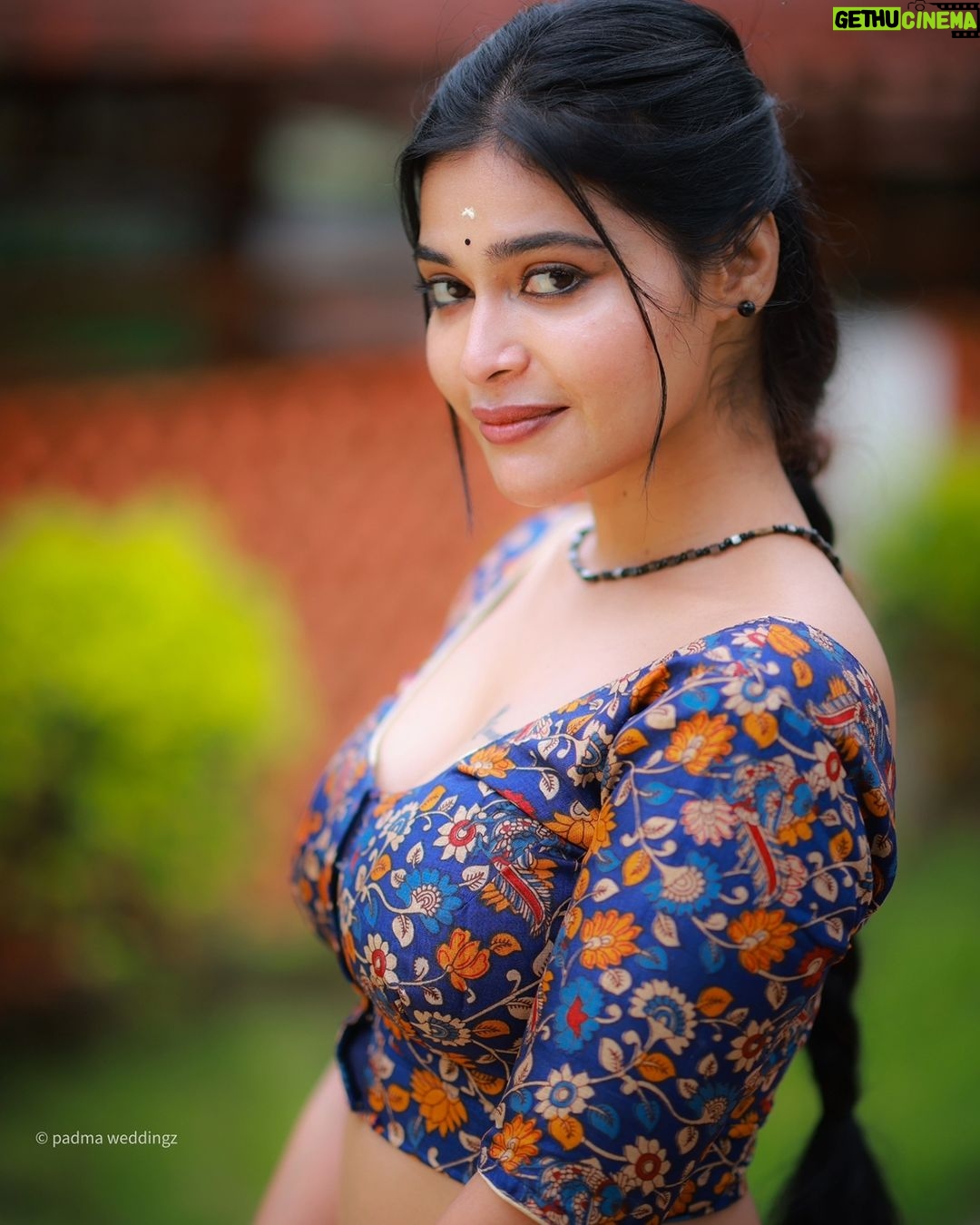 Dharsha Gupta Instagram - 🌼Always turn a negative situation into a positive situation🌼 Makeover- @kovai.trendz @tissy_rental_attires Pic- @padmaweddingz @baljithm Location- @thiruchitrambalampalaceresort Thiruchitrambalam Palace