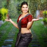 Dharsha Gupta Instagram - 🌧Mazhai Mazhai🌧 Hairstylist- @kovai.trendz Saree & Blouse- @rathidesign Pic- @padmaweddingz @baljithm Location- @thiruchitrambalampalaceresort Thiruchitrambalam Palace