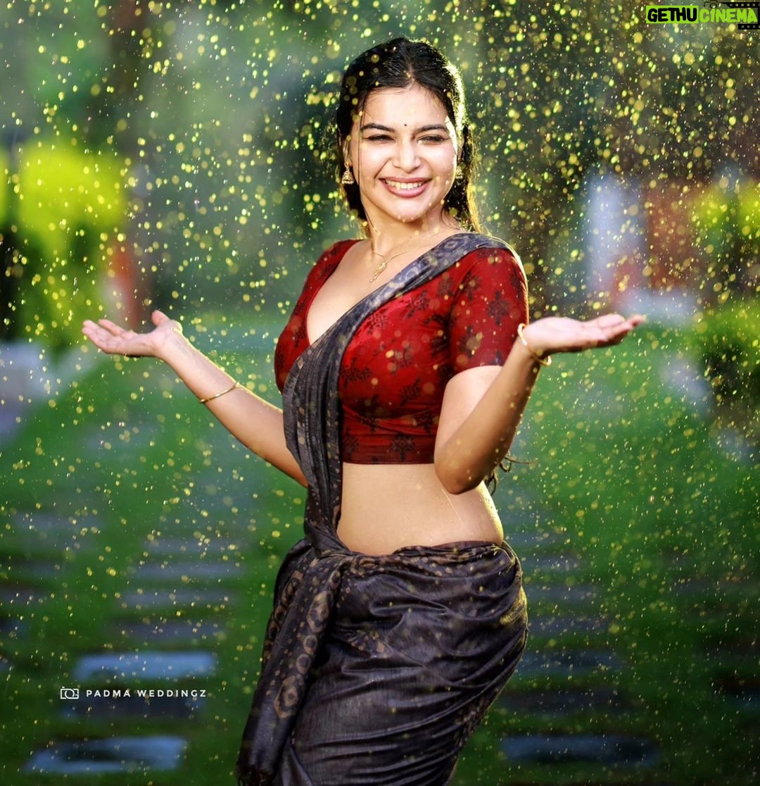 Dharsha Gupta Instagram - đ§Mazhai Mazhaiđ§ Hairstylist- @kovai.trendz Saree & Blouse- @rathidesign Pic- @padmaweddingz @baljithm Location- @thiruchitrambalampalaceresort Thiruchitrambalam Palace