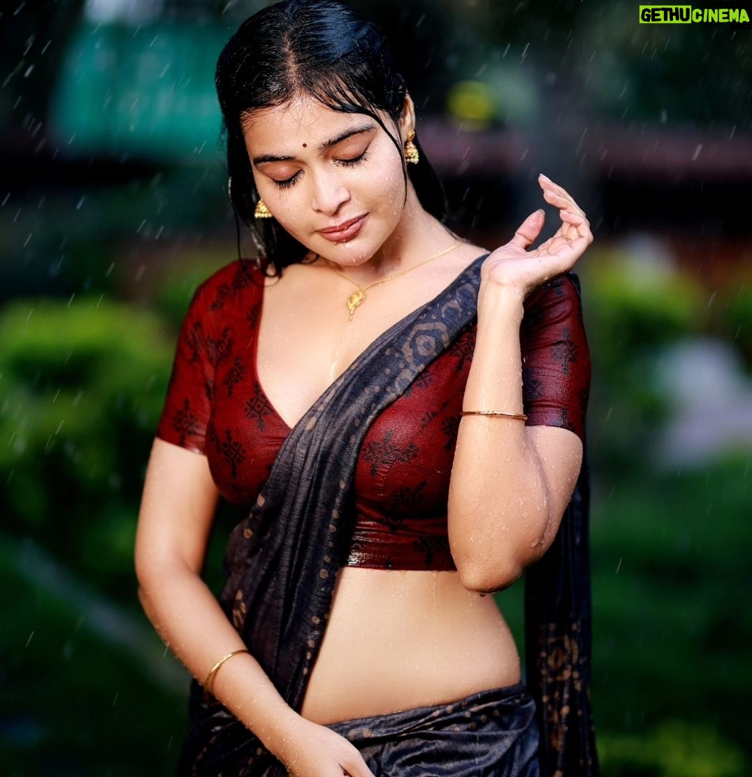 Dharsha Gupta Instagram - đ§Mazhai Mazhaiđ§ Hairstylist- @kovai.trendz Saree & Blouse- @rathidesign Pic- @padmaweddingz @baljithm Location- @thiruchitrambalampalaceresort Thiruchitrambalam Palace