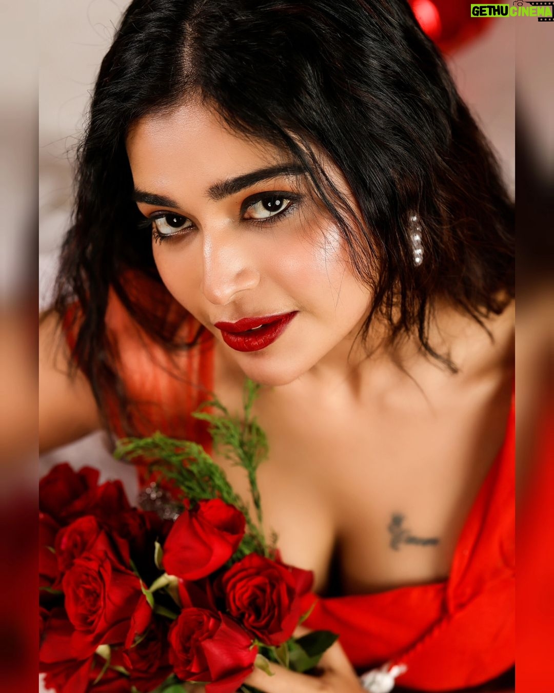 Dharsha Gupta Instagram - ❤️காதல் என்பது கண்களில் தோன்றி கனவில் முடிவதில்லை. அது மனதில் தோன்றி மரணம் வரை நீடிப்பது❤️ ❤️இனிய காதலர் தின நல்வாழ்த்துகள்❤️ Photography: @shotsbyuv @sat_narain Mua: @brushed_with_dharshu Costume: @keziah_costume_stylist Studio: @studio.kcreative