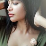 Dharsha Gupta Instagram - 💚நமக்கு நாம்தான் துணை என்பதை ஒரு கட்டத்தில் உணர்த்தி விடுகிறது இந்த வாழ்க்கை💚 Pic- @karthikha_photography