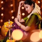 Dharsha Gupta Instagram - ✨️💥🪔தீபங்கள் ஒளிரட்டும், பட்டாசுகள் வெடிக்கட்டும், உங்கள் வாழ்வில் மகிழ்ச்சியும் வெற்றியும் மலரட்டும், இனிய தீபாவளி நல்வாழ்த்துக்கள்🪔💥✨️ M&H- @kovai.trendz Saree & Blouse- @chennaipattu Jewelry- @queens_jewel_emporium Location- @thiruchitrambalampalaceresort Concept decoration-@devents.co.in Thiruchitrambalam Palace