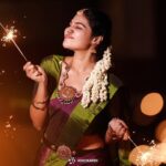 Dharsha Gupta Instagram – ✨️💥🪔தீபங்கள் ஒளிரட்டும், பட்டாசுகள் வெடிக்கட்டும், உங்கள் வாழ்வில் மகிழ்ச்சியும் வெற்றியும் மலரட்டும்,
இனிய தீபாவளி நல்வாழ்த்துக்கள்🪔💥✨️
M&H- @kovai.trendz 
Saree & Blouse- @chennaipattu 
Jewelry- @queens_jewel_emporium 
Location- @thiruchitrambalampalaceresort 
Concept decoration-@devents.co.in Thiruchitrambalam Palace