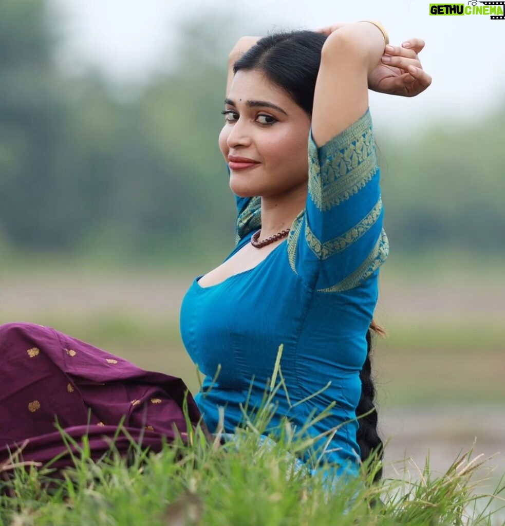 Dharsha Gupta Instagram - 💜💙மழலையாய் மனதை வைத்திரு கவலைகளும் தீண்டாது💙💜 Makeover - @tissy_rental_attires @kovai.trendz Pic- @ayoobweddingads Ottapalam, Palakad