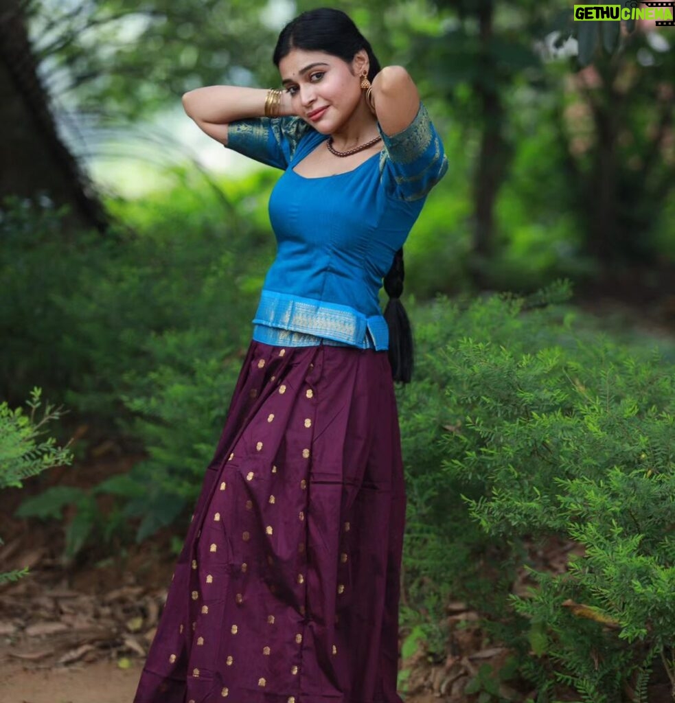 Dharsha Gupta Instagram - 💜💙மழலையாய் மனதை வைத்திரு கவலைகளும் தீண்டாது💙💜 Makeover - @tissy_rental_attires @kovai.trendz Pic- @ayoobweddingads Ottapalam, Palakad