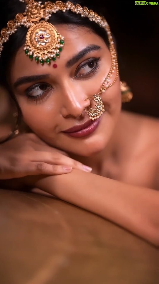 Dharsha Gupta Instagram - 🙈🙈 M&H- @bhairavimakeoverartistry Saree- @rajmahal_official Jewelry- @av_bridal.jewelry Vc- @styl_by_prathi @karthikha_photography