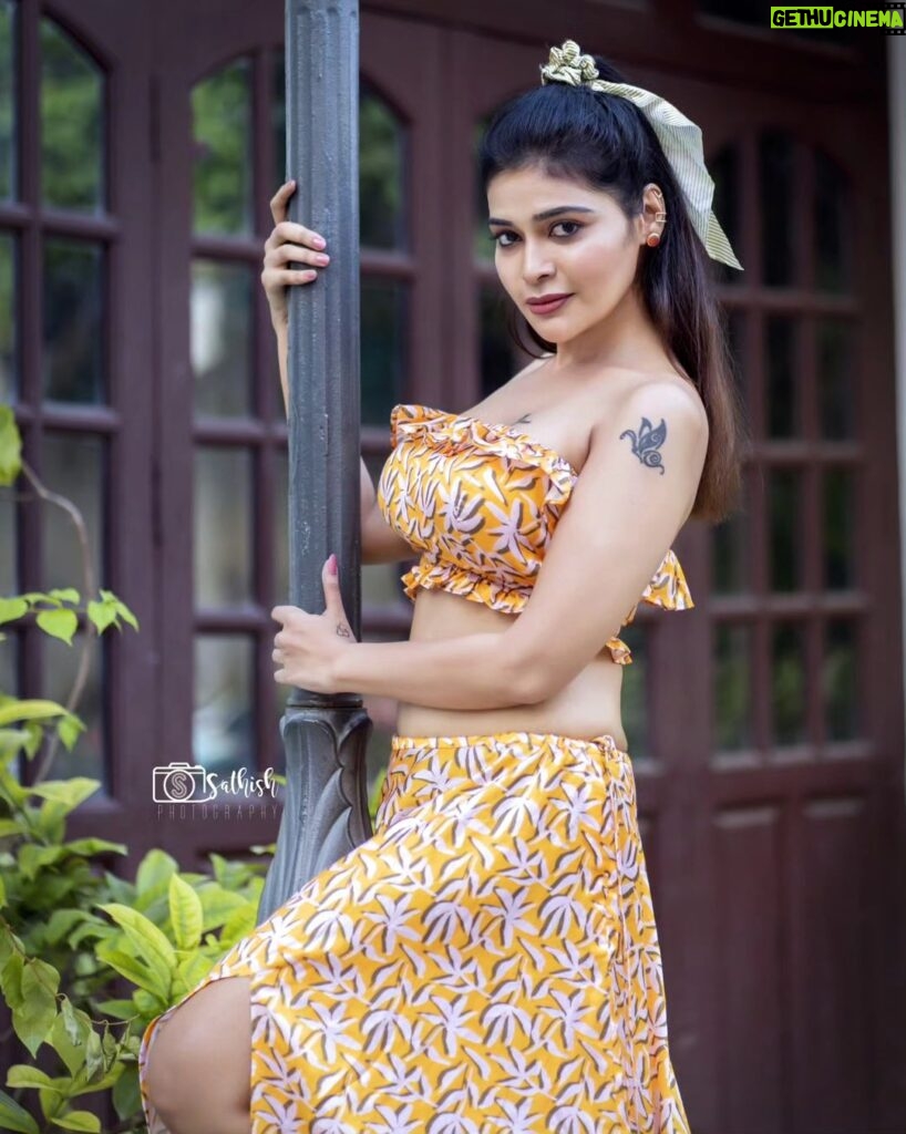 Dharsha Gupta Instagram - 💛🧡நம்மீது நம்பிக்கை நமக்கிருக்கும் வரை வாழ்க்கை நம்வசம்🧡💛 💛🧡Happy Weekend🧡💛 M&H- @vinotha_makeupartist Costume- @m_lady_couture Pic- @sathish_photography49 Pondicherry - பாண்டிச்சேரி