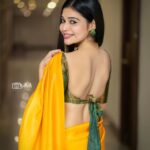 Dharsha Gupta Instagram - 💚💛நீ வெற்றிபெற நல்ல நண்பர்களை விட, சிறந்த எதிரிகளே தேவை💛💚 Saree- @yashaviboutique Blouse- @arudpa Jewelry- @sd_wholesale_jewelrys Pic- @sathish_photography49