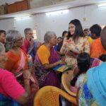 Dharsha Gupta Instagram – 🙏இன்று முதியோர் தினத்தை முன்னிட்டு ஆதரவற்ற முதியோர்களுக்கு என்னால் முடிந்த உதவியை  செய்தேன். ஏதோ பிறந்தோம் இறந்தோம் என்று இல்லாமல் இல்லாதவர்களுக்கு உதவி செய்து வாழ்வதே தலைசிறந்த வாழ்க்கை🙏
Costume- @radheyscouture Annai Ullam