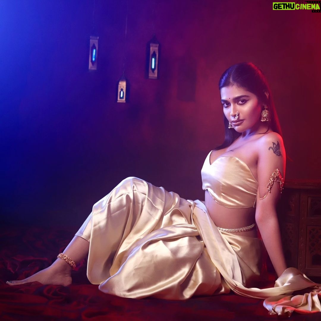 Dharsha Gupta Instagram - 💙❤️எதிரியே ஆனாலும் துரோகத்தால் தோற்க்கடிக்காதே❤️💙 Location: @studiocentralchennai Makeup : @twinkles_richa Hair: @vinrose_haircraft Saree: @_divyakarthika Jewelry- @new_ideas_fashions Photo and videos : @shotsbyuv @the.portrait.culture @im__khalid_ @nav_kriish @sat_narain Retouch: @immaculatestudio_ Video edit: @talesbyashif @blackshadowsfotography