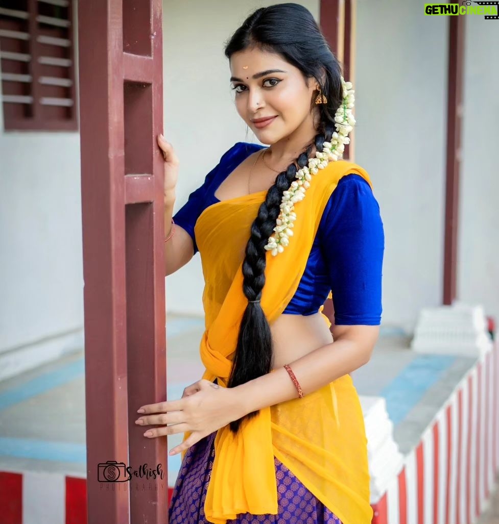 Dharsha Gupta Instagram - 💛💙இயல்பாக இருக்க கற்றுக் கொள்ளுங்கள்.. முகச்சாயம் வெளுத்து விட்டால் நல்லது கூட கெட்டதாகவே தெரியும்💙💛 Makeover- @kovai.trendz @tissy_rental_attires Pic- @sathish_photography49 Location- @iconiicfilmcity Coimbatore, Tamil Nadu