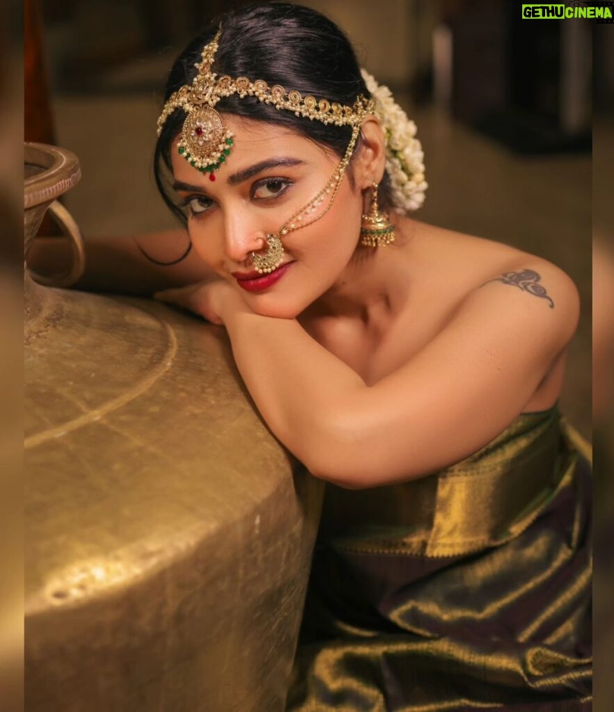 Dharsha Gupta Instagram - ❤💚மனதிற்கு பிடித்தமானவர்கள் செய்யும் அனைத்துமே அழகானவை தான்💚❤ M&H- @bhairavimakeoverartistry Saree- @rajmahal_official Jewelry- @av_bridal.jewelry Pc- @karthikha_photography @kavinilavan_filmmaker