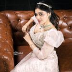 Dharsha Gupta Instagram - 🩷நம்முடைய மனமும் உள்ளமும் தெளிவாக இருக்குமானால் நம்மை யாராலும் வீழ்த்த முடியாது🩷 M&H , Costume- @tissy_rental_attires @kovai.trendz Jewelry- @emblishcoimbatore Pic- @sathish_photography49 Location- @theorigin.creative_space