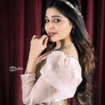 Dharsha Gupta Instagram - 🩷நம்முடைய மனமும் உள்ளமும் தெளிவாக இருக்குமானால் நம்மை யாராலும் வீழ்த்த முடியாது🩷 M&H , Costume- @tissy_rental_attires @kovai.trendz Jewelry- @emblishcoimbatore Pic- @sathish_photography49 Location- @theorigin.creative_space