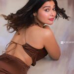 Dharsha Gupta Instagram - 🤎போலியான உபசரிப்புகளை விட உண்மையான திமிர் அழகானது🤎 🤎Happy Weekend🤎 Hairstyle- @akilash_madurai Pic- @akfotofactory