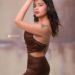 Dharsha Gupta Instagram - 🤎போலியான உபசரிப்புகளை விட உண்மையான திமிர் அழகானது🤎 🤎Happy Weekend🤎 Hairstyle- @akilash_madurai Pic- @akfotofactory