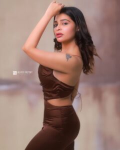 Dharsha Gupta Instagram - 🤎போலியான உபசரிப்புகளை விட உண்மையான திமிர் அழகானது🤎 🤎Happy Weekend🤎 Hairstyle- @akilash_madurai Pic- @akfotofactory