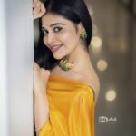 Dharsha Gupta Instagram - 💚💛நீ வெற்றிபெற நல்ல நண்பர்களை விட, சிறந்த எதிரிகளே தேவை💛💚 Saree- @yashaviboutique Blouse- @arudpa Jewelry- @sd_wholesale_jewelrys Pic- @sathish_photography49