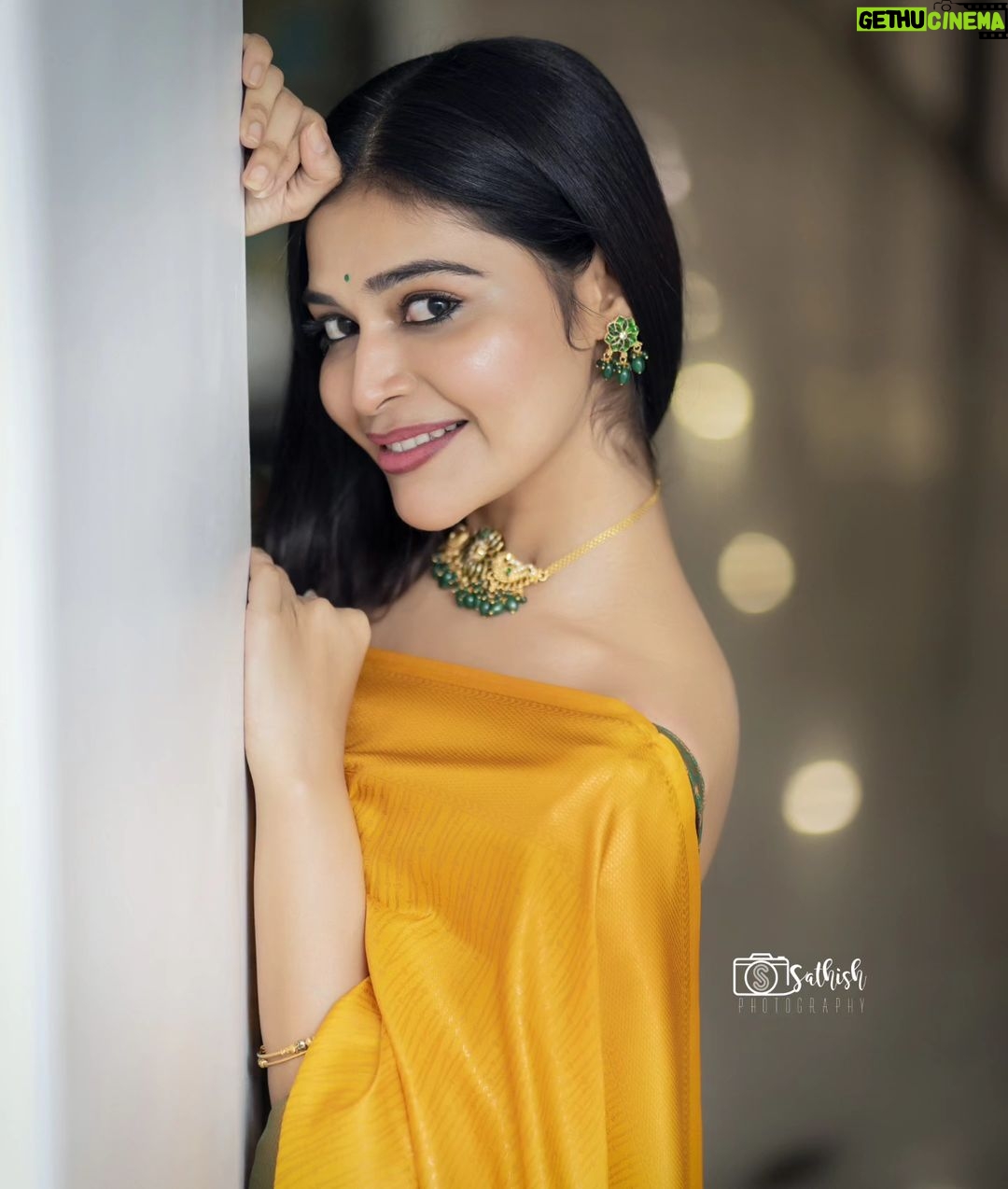 Dharsha Gupta Instagram - 💚💛நீ வெற்றிபெற நல்ல நண்பர்களை விட, சிறந்த எதிரிகளே தேவை💛💚 Saree- @yashaviboutique Blouse- @arudpa Jewelry- @sd_wholesale_jewelrys Pic- @sathish_photography49