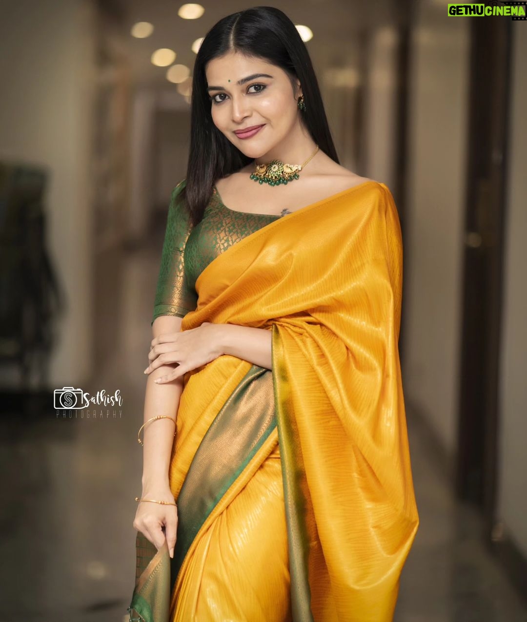 Dharsha Gupta Instagram - 💚💛நீ வெற்றிபெற நல்ல நண்பர்களை விட, சிறந்த எதிரிகளே தேவை💛💚 Saree- @yashaviboutique Blouse- @arudpa Jewelry- @sd_wholesale_jewelrys Pic- @sathish_photography49