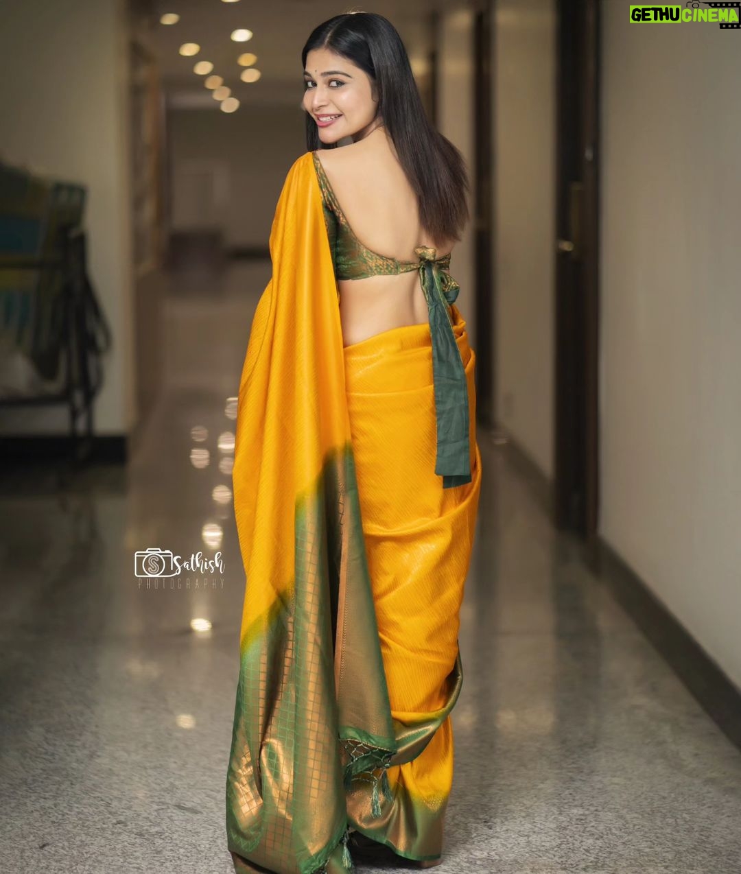 Dharsha Gupta Instagram - 💚💛நீ வெற்றிபெற நல்ல நண்பர்களை விட, சிறந்த எதிரிகளே தேவை💛💚 Saree- @yashaviboutique Blouse- @arudpa Jewelry- @sd_wholesale_jewelrys Pic- @sathish_photography49