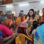 Dharsha Gupta Instagram - 🙏இன்று முதியோர் தினத்தை முன்னிட்டு ஆதரவற்ற முதியோர்களுக்கு என்னால் முடிந்த உதவியை செய்தேன். ஏதோ பிறந்தோம் இறந்தோம் என்று இல்லாமல் இல்லாதவர்களுக்கு உதவி செய்து வாழ்வதே தலைசிறந்த வாழ்க்கை🙏 Costume- @radheyscouture Annai Ullam