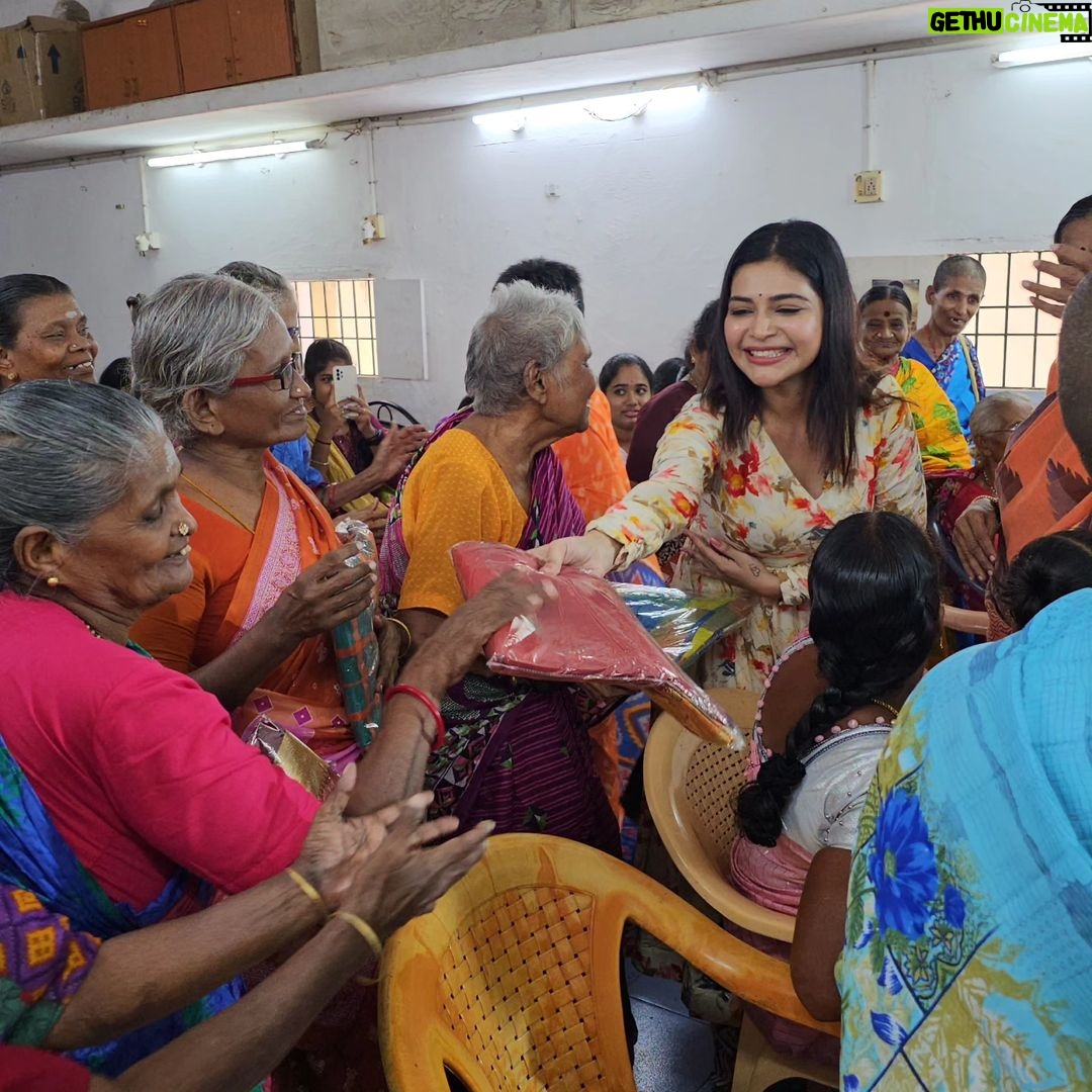 Dharsha Gupta Instagram - 🙏இன்று முதியோர் தினத்தை முன்னிட்டு ஆதரவற்ற முதியோர்களுக்கு என்னால் முடிந்த உதவியை செய்தேன். ஏதோ பிறந்தோம் இறந்தோம் என்று இல்லாமல் இல்லாதவர்களுக்கு உதவி செய்து வாழ்வதே தலைசிறந்த வாழ்க்கை🙏 Costume- @radheyscouture Annai Ullam