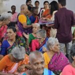 Dharsha Gupta Instagram - 🙏இன்று முதியோர் தினத்தை முன்னிட்டு ஆதரவற்ற முதியோர்களுக்கு என்னால் முடிந்த உதவியை செய்தேன். ஏதோ பிறந்தோம் இறந்தோம் என்று இல்லாமல் இல்லாதவர்களுக்கு உதவி செய்து வாழ்வதே தலைசிறந்த வாழ்க்கை🙏 Costume- @radheyscouture Annai Ullam