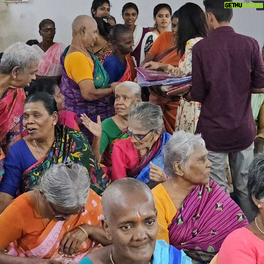 Dharsha Gupta Instagram - 🙏இன்று முதியோர் தினத்தை முன்னிட்டு ஆதரவற்ற முதியோர்களுக்கு என்னால் முடிந்த உதவியை செய்தேன். ஏதோ பிறந்தோம் இறந்தோம் என்று இல்லாமல் இல்லாதவர்களுக்கு உதவி செய்து வாழ்வதே தலைசிறந்த வாழ்க்கை🙏 Costume- @radheyscouture Annai Ullam