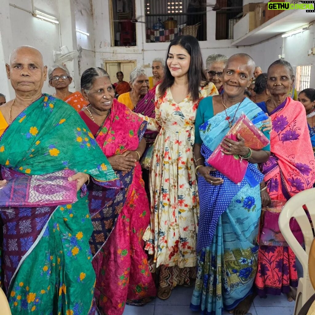 Dharsha Gupta Instagram - 🙏இன்று முதியோர் தினத்தை முன்னிட்டு ஆதரவற்ற முதியோர்களுக்கு என்னால் முடிந்த உதவியை செய்தேன். ஏதோ பிறந்தோம் இறந்தோம் என்று இல்லாமல் இல்லாதவர்களுக்கு உதவி செய்து வாழ்வதே தலைசிறந்த வாழ்க்கை🙏 Costume- @radheyscouture Annai Ullam