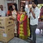 Dharsha Gupta Instagram - 🙏இன்று முதியோர் தினத்தை முன்னிட்டு ஆதரவற்ற முதியோர்களுக்கு என்னால் முடிந்த உதவியை செய்தேன். ஏதோ பிறந்தோம் இறந்தோம் என்று இல்லாமல் இல்லாதவர்களுக்கு உதவி செய்து வாழ்வதே தலைசிறந்த வாழ்க்கை🙏 Costume- @radheyscouture Annai Ullam