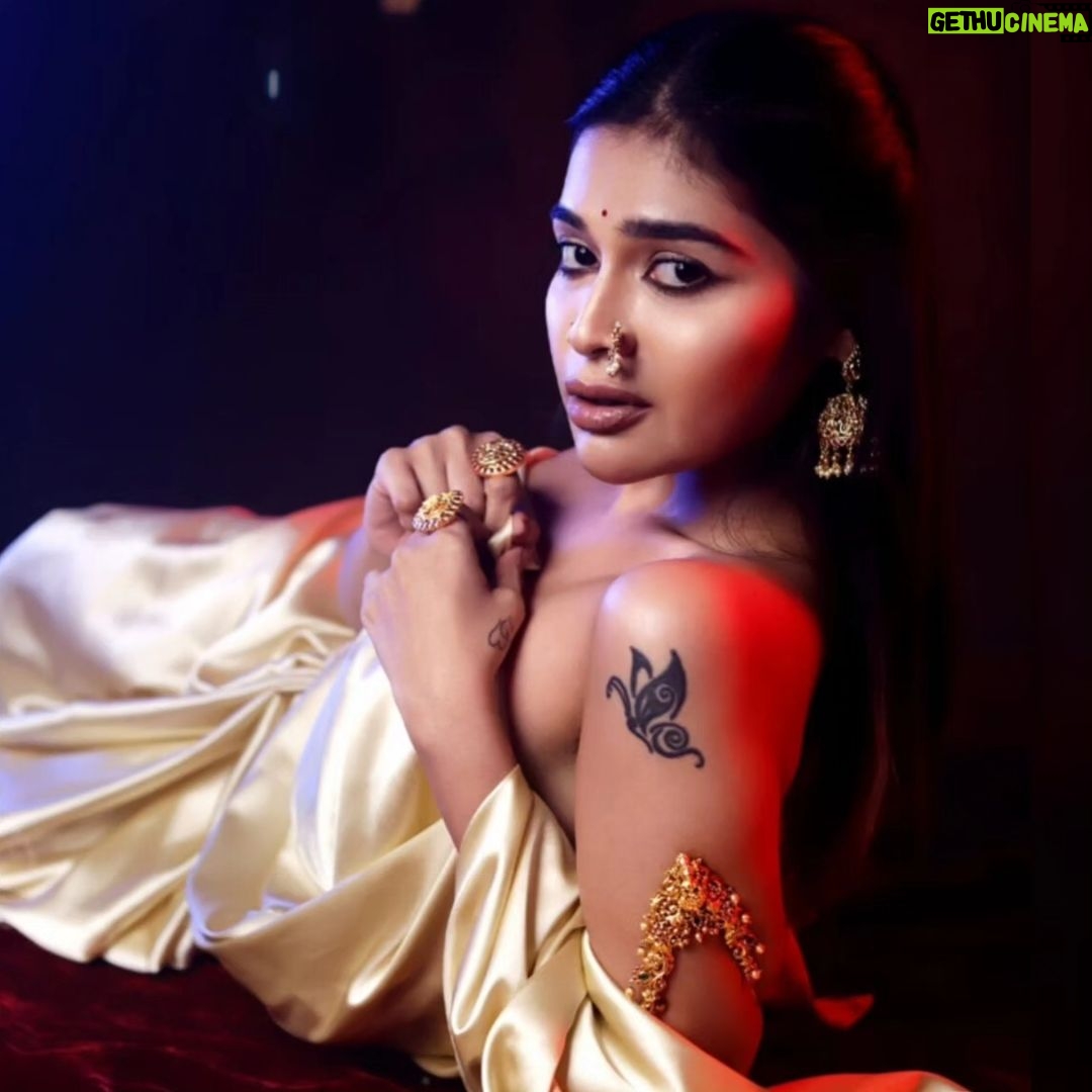 Dharsha Gupta Instagram - 💙❤️எதிரியே ஆனாலும் துரோகத்தால் தோற்க்கடிக்காதே❤️💙 Location: @studiocentralchennai Makeup : @twinkles_richa Hair: @vinrose_haircraft Saree: @_divyakarthika Jewelry- @new_ideas_fashions Photo and videos : @shotsbyuv @the.portrait.culture @im__khalid_ @nav_kriish @sat_narain Retouch: @immaculatestudio_ Video edit: @talesbyashif @blackshadowsfotography