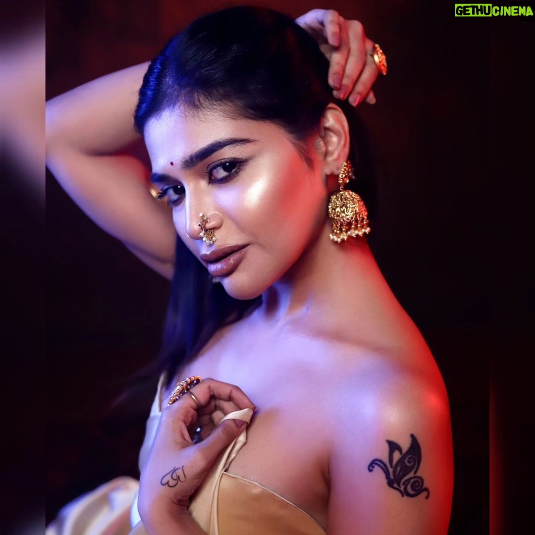 Dharsha Gupta Instagram - 💙❤️எதிரியே ஆனாலும் துரோகத்தால் தோற்க்கடிக்காதே❤️💙 Location: @studiocentralchennai Makeup : @twinkles_richa Hair: @vinrose_haircraft Saree: @_divyakarthika Jewelry- @new_ideas_fashions Photo and videos : @shotsbyuv @the.portrait.culture @im__khalid_ @nav_kriish @sat_narain Retouch: @immaculatestudio_ Video edit: @talesbyashif @blackshadowsfotography