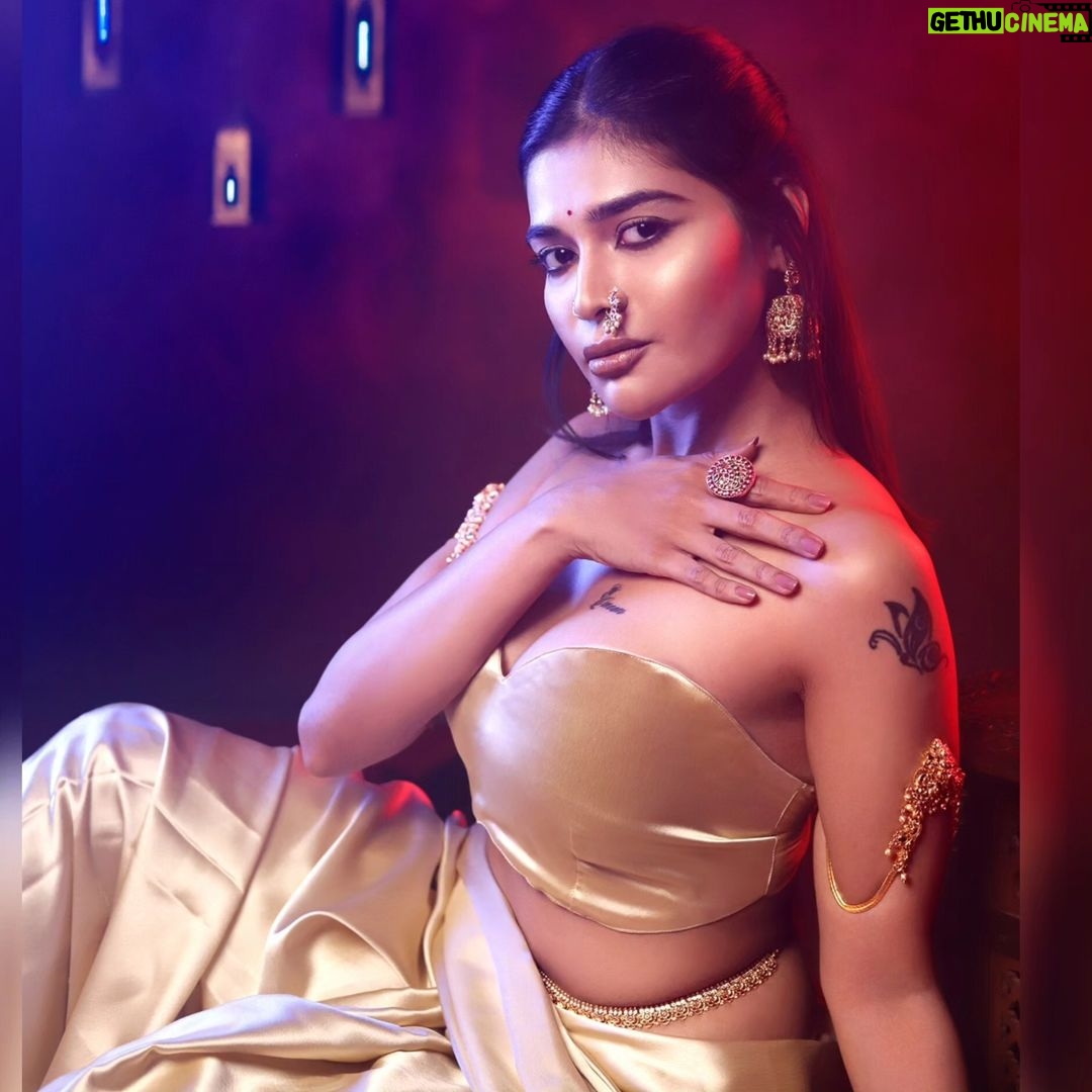Dharsha Gupta Instagram - 💙❤️எதிரியே ஆனாலும் துரோகத்தால் தோற்க்கடிக்காதே❤️💙 Location: @studiocentralchennai Makeup : @twinkles_richa Hair: @vinrose_haircraft Saree: @_divyakarthika Jewelry- @new_ideas_fashions Photo and videos : @shotsbyuv @the.portrait.culture @im__khalid_ @nav_kriish @sat_narain Retouch: @immaculatestudio_ Video edit: @talesbyashif @blackshadowsfotography