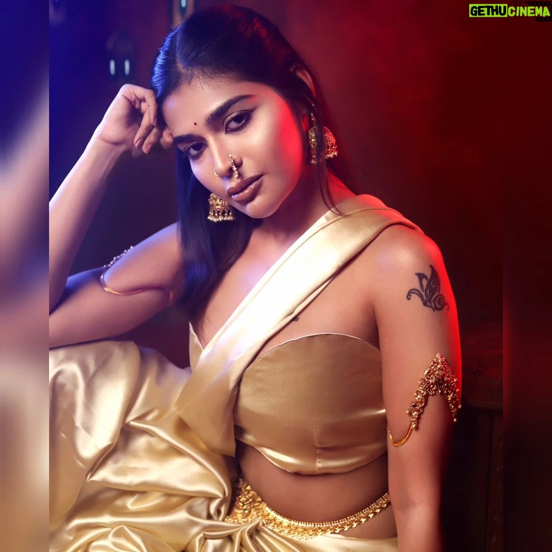 Dharsha Gupta Instagram - 💙❤️எதிரியே ஆனாலும் துரோகத்தால் தோற்க்கடிக்காதே❤️💙 Location: @studiocentralchennai Makeup : @twinkles_richa Hair: @vinrose_haircraft Saree: @_divyakarthika Jewelry- @new_ideas_fashions Photo and videos : @shotsbyuv @the.portrait.culture @im__khalid_ @nav_kriish @sat_narain Retouch: @immaculatestudio_ Video edit: @talesbyashif @blackshadowsfotography