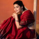 Dharsha Gupta Instagram – ❤️முட்களுக்கு நடுவே தான் வாழ்க்கை என்றாலும் வாடும் வரைக்கும் சிரித்து கொண்டே இருக்கின்றன ரோஜா மலர்கள்❤️
M&H- @kovai.trendz 
Costume- @tissy_rental_attires
Pic- @sathish_photography49
Location – @iconiicfilmcity Coimbatore, Tamil Nadu