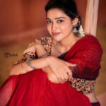 Dharsha Gupta Instagram – ❤️முட்களுக்கு நடுவே தான் வாழ்க்கை என்றாலும் வாடும் வரைக்கும் சிரித்து கொண்டே இருக்கின்றன ரோஜா மலர்கள்❤️
M&H- @kovai.trendz 
Costume- @tissy_rental_attires
Pic- @sathish_photography49
Location – @iconiicfilmcity Coimbatore, Tamil Nadu