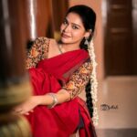 Dharsha Gupta Instagram – ❤️முட்களுக்கு நடுவே தான் வாழ்க்கை என்றாலும் வாடும் வரைக்கும் சிரித்து கொண்டே இருக்கின்றன ரோஜா மலர்கள்❤️
M&H- @kovai.trendz 
Costume- @tissy_rental_attires
Pic- @sathish_photography49
Location – @iconiicfilmcity Coimbatore, Tamil Nadu