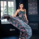 Dharsha Gupta Instagram – 🩷எந்த ஒரு செயலையும் ஆர்வம் குறையாமல் நம்பிக்கையுடன் ஆரம்பியுங்கள் வெற்றி தானாகவே நம்மை தேடி வரும்🩷
M&H- @kovai.trendz 
Costume- @m_lady_couture 
Pic- @sathish_photography49 
Location- @theorigin.creative_space