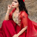 Dharsha Gupta Instagram - ❤️மகிழ்ச்சியான முகம்தான், எப்போதுமே அழகான முகம்❤️ Makeover & Costume- @kovai.trendz @tissy_rental_attires Jewelry- @sanudh_fashions Pic- @sathish_photography49