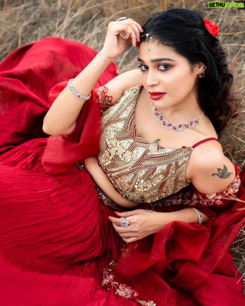 Dharsha Gupta Instagram - ❤️மகிழ்ச்சியான முகம்தான், எப்போதுமே அழகான முகம்❤️ Makeover & Costume- @kovai.trendz @tissy_rental_attires Jewelry- @sanudh_fashions Pic- @sathish_photography49