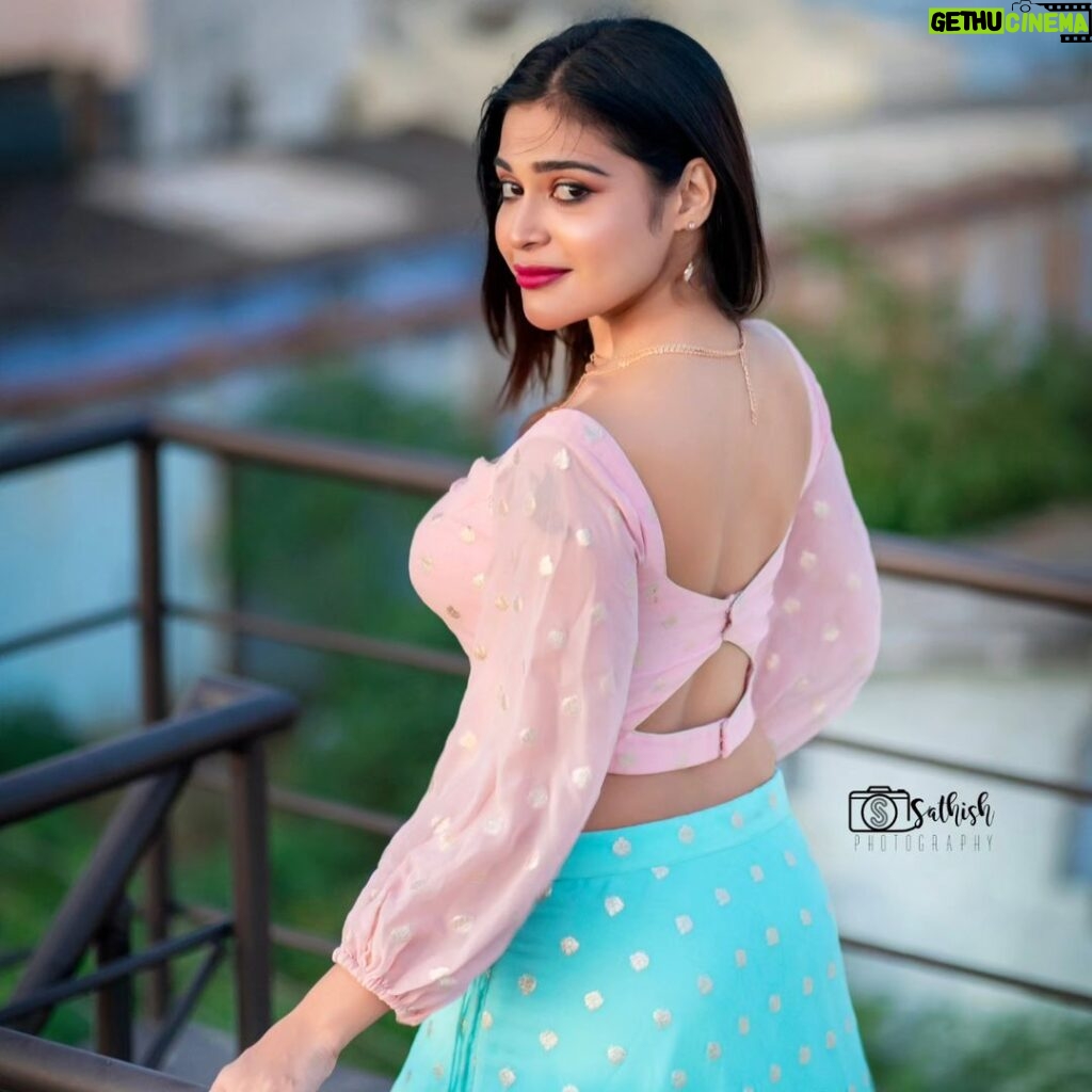 Dharsha Gupta Instagram - 🩷💙வீழ்ச்சியில் கலக்கமோ.. எழுச்சியில் மயக்கமோ கொள்ளாதே💙🩷 M&H- @kovai.trendz @tissy_rental_attires Costume- @kaavyareddycouturestudio Pic- @sathish_photography49 Location- @theorigin.creative_space