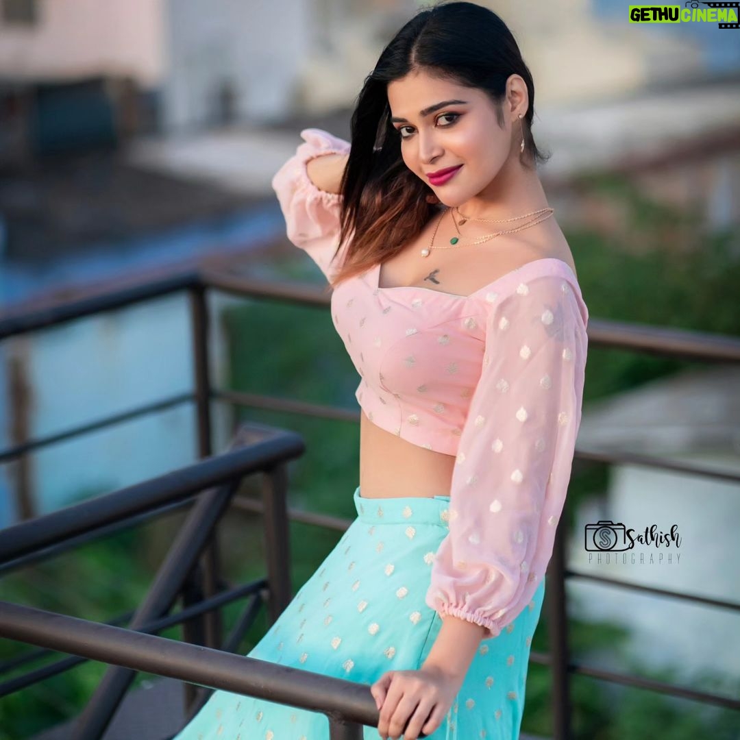 Dharsha Gupta Instagram - 🩷💙வீழ்ச்சியில் கலக்கமோ.. எழுச்சியில் மயக்கமோ கொள்ளாதே💙🩷 M&H- @kovai.trendz @tissy_rental_attires Costume- @kaavyareddycouturestudio Pic- @sathish_photography49 Location- @theorigin.creative_space