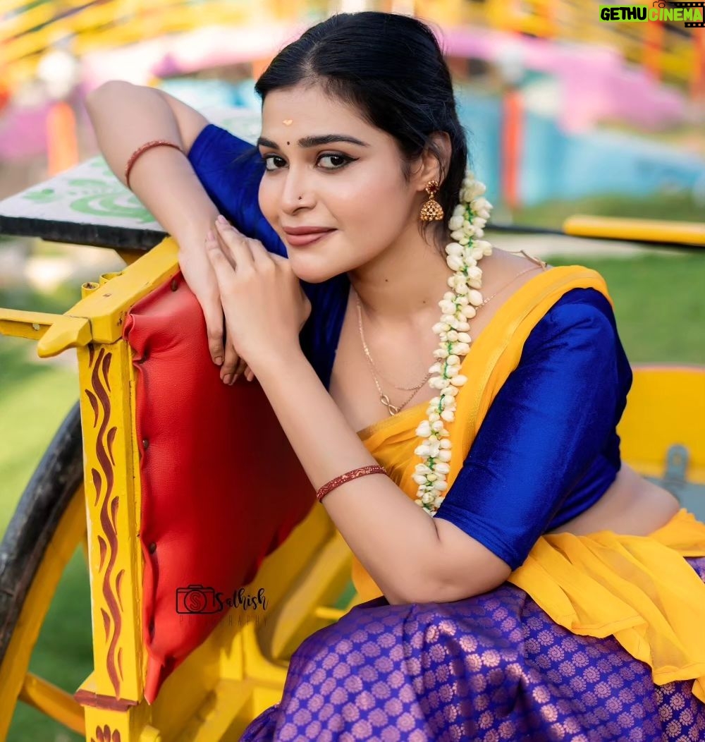 Dharsha Gupta Instagram - 💛💙இயல்பாக இருக்க கற்றுக் கொள்ளுங்கள்.. முகச்சாயம் வெளுத்து விட்டால் நல்லது கூட கெட்டதாகவே தெரியும்💙💛 Makeover- @kovai.trendz @tissy_rental_attires Pic- @sathish_photography49 Location- @iconiicfilmcity Coimbatore, Tamil Nadu