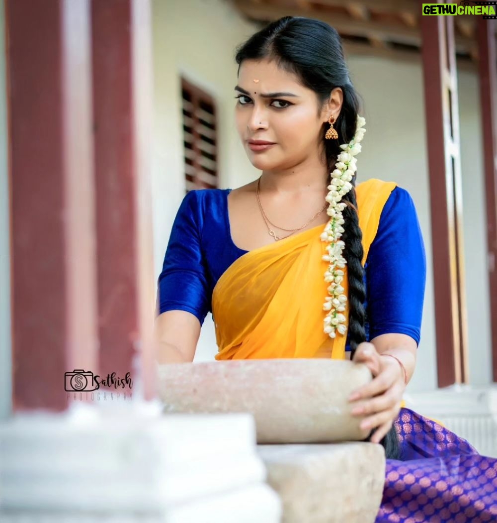 Dharsha Gupta Instagram - 💛💙இயல்பாக இருக்க கற்றுக் கொள்ளுங்கள்.. முகச்சாயம் வெளுத்து விட்டால் நல்லது கூட கெட்டதாகவே தெரியும்💙💛 Makeover- @kovai.trendz @tissy_rental_attires Pic- @sathish_photography49 Location- @iconiicfilmcity Coimbatore, Tamil Nadu