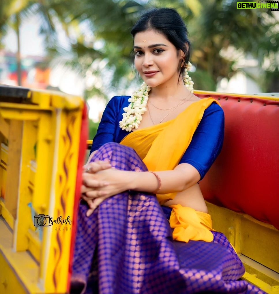 Dharsha Gupta Instagram - 💛💙இயல்பாக இருக்க கற்றுக் கொள்ளுங்கள்.. முகச்சாயம் வெளுத்து விட்டால் நல்லது கூட கெட்டதாகவே தெரியும்💙💛 Makeover- @kovai.trendz @tissy_rental_attires Pic- @sathish_photography49 Location- @iconiicfilmcity Coimbatore, Tamil Nadu
