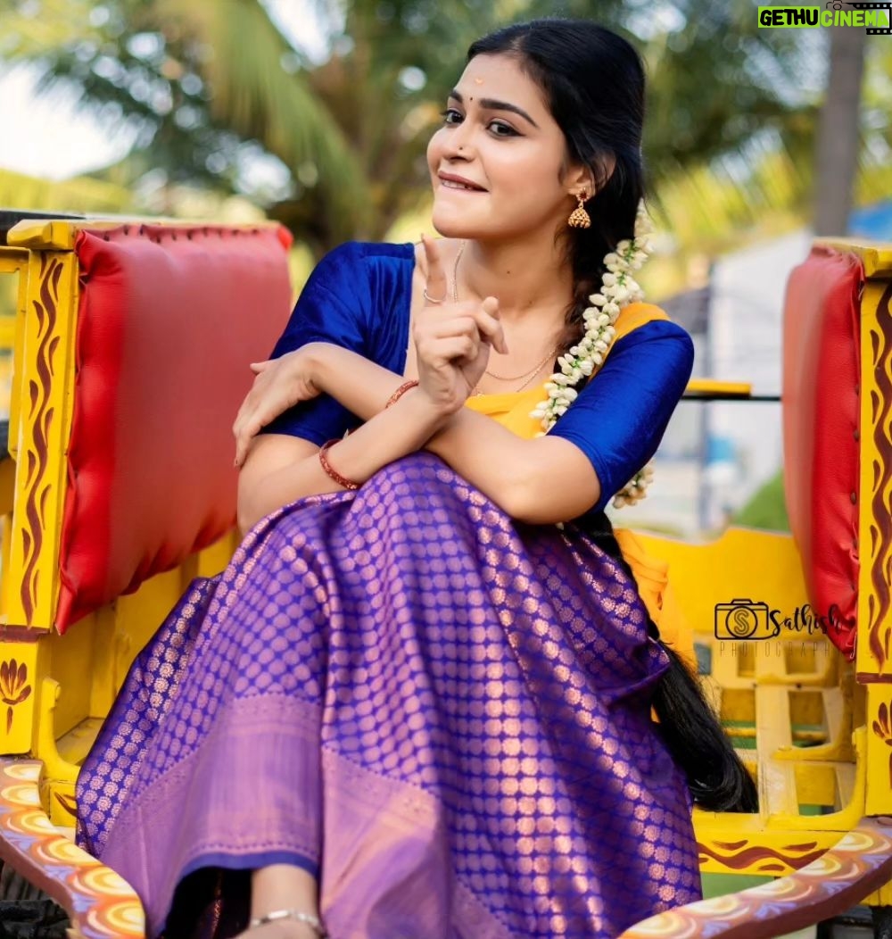 Dharsha Gupta Instagram - 💛💙இயல்பாக இருக்க கற்றுக் கொள்ளுங்கள்.. முகச்சாயம் வெளுத்து விட்டால் நல்லது கூட கெட்டதாகவே தெரியும்💙💛 Makeover- @kovai.trendz @tissy_rental_attires Pic- @sathish_photography49 Location- @iconiicfilmcity Coimbatore, Tamil Nadu