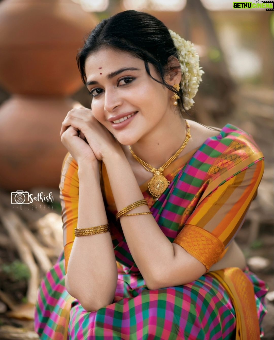 Dharsha Gupta Instagram - ❤️நமக்கென்று ஒரு அடையாளம் கிடைக்கும் வரை பிடித்ததை முயற்சி செய்வோம்❤️ Pic- @sathish_photography49